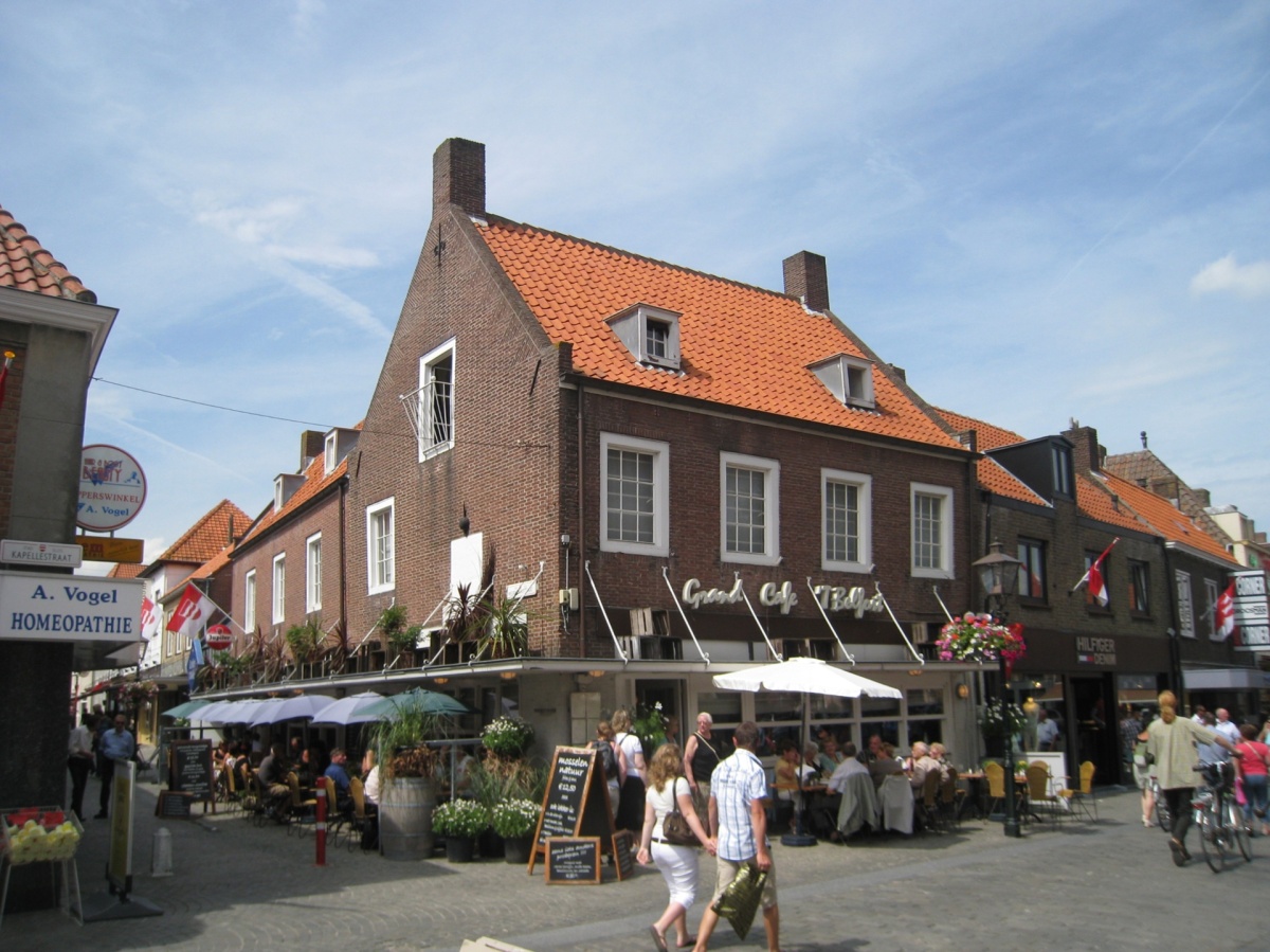 Bedaux de brouwer winkelwoningen sluis straataanzicht